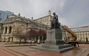 Worker washes monument to Nikolai Lysenko