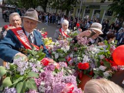 Laying flowers in Krivoy Rog