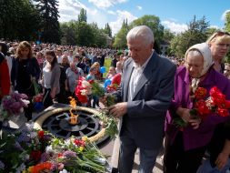 Laying flowers in Krivoy Rog