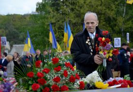 Покладання квітів