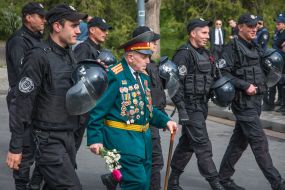 Ветеран и сотрудники полиции 