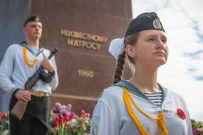 Почетный караул возле монумента Неизвестному матросу 