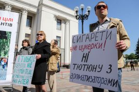 Акция возле ВРУ  с требованием принять антитабачные законы