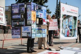 Акция возле ВРУ  с требованием принять антитабачные законы