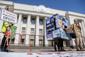 Акция возле ВРУ  с требованием принять антитабачные законы