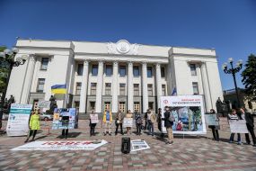 Акция возле ВРУ  с требованием принять антитабачные законы