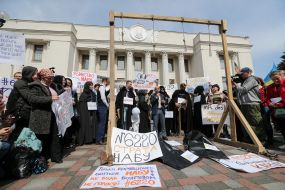 Rally in support of the Anti-Corruption Office, near Parliament