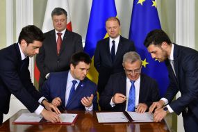 The signing of bilateral documents