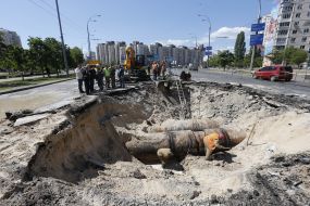 Котлован, образовавшийся в результате прорыва теплотрассы