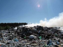 Спасатели тушат пожар на свалке