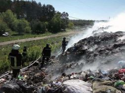 Спасатели тушат пожар на свалке
