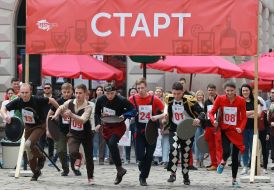 Участники праздничного забега кельнеров 
