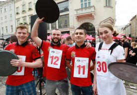 Участники праздничного забега кельнеров