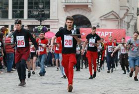 Участники праздничного забега кельнеров