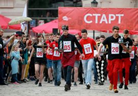 Участники праздничного забега кельнеров