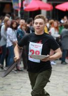 Участник праздничного забега кельнеров