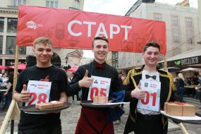 Победители праздничного забега кельнеров