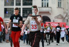 Участники праздничного забега кельнеров