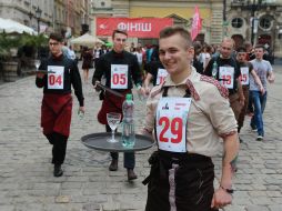 Участники праздничного забега кельнеров