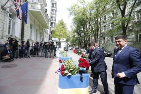 Volodymyr Groisman near British Embassy