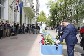 Volodymyr Groisman near British Embassy