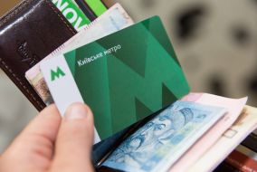 Passenger takes money and travel purse