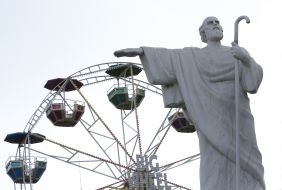 Ferris Wheel at the monument to to Andrii Pervozvanyi