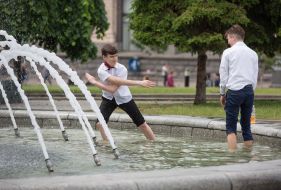Graduates bathe in the fountain in the center of Kiev