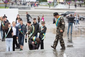 Graduates are walking in the center of Kiev