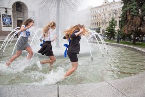 Graduates bathe in the fountain in the center of Kiev