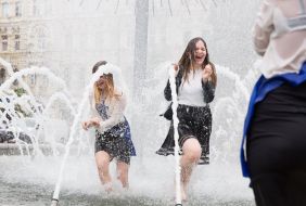 Graduates bathe in the fountain in the center of Kiev