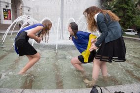 Graduates bathe in the fountain in the center of Kiev