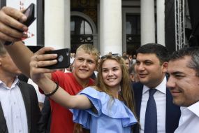 Владимир Гройсман фотографируется с посетителями выставки