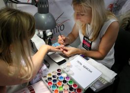 The master does manicure