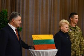 Встреча Порошенко и Грибаускайте с военными