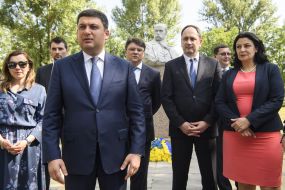 Groisman laid flowers to the monument to Shevchenko