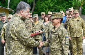 Petro Poroshenko presents award serviceman
