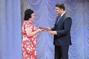 Vladimir Groisman presents award