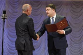 Vladimir Groisman presents award