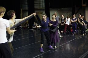 Репетиція балету "За двома зайцями"