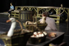 Репетиція балету "За двома зайцями"