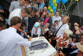 Vitali Klitschko cuts the cake