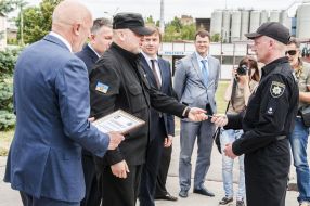 Alexander Turchinov hands the keys  to the policeman