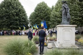 Laying flowers to the monument of Anna Kiev
