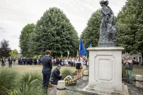 Laying flowers to the monument of Anna Kiev