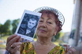 A woman with a photograph of a prisoner