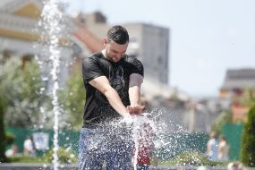 The boy is bathed in the fountain