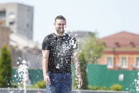 The boy is bathed in the fountain