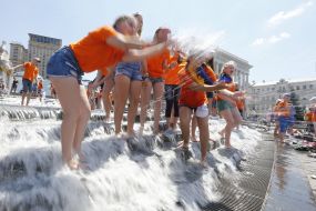 Girls bathe in the fountain