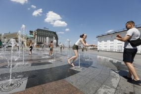 Children bathing in the fountain